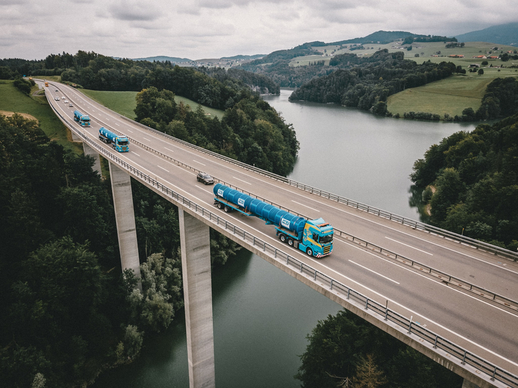 Lieferung von grossen Regenwassertanks